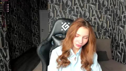 Snapshot of roxy_the_daedevill chatting on December 18, 1:37 am roxy_the_daedevill online show from December 18, 1:37 am