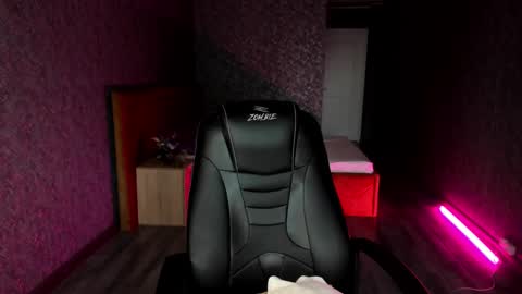 Snapshot of roxy_the_daedevill chatting on December 21, 7:45 am roxy_the_daedevill online show from December 21, 7:45 am