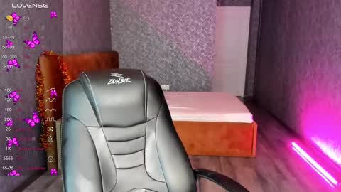 Snapshot of roxy_the_daedevill chatting on December 30, 7:15 am roxy_the_daedevill online show from December 30, 7:15 am