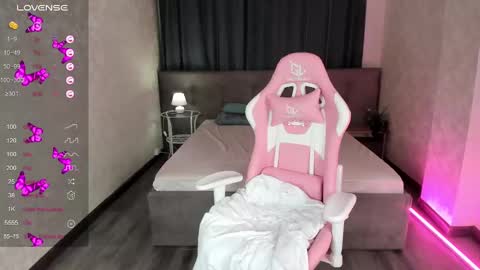 Snapshot of roxy_the_daedevill chatting on January 9, 11:13 pm roxy_the_daedevill online show from January 9, 11:13 pm