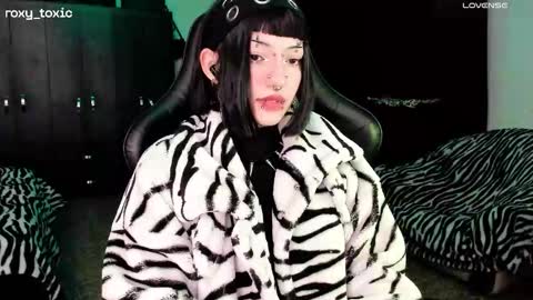 Snapshot of roxy_toxic chatting on November 13, 12:53 am Roxy Independient model Help me to reach 50 thumbs up online show from November 13, 12:53 am