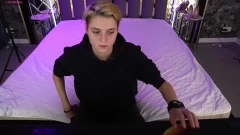 roxyflames online show from December 4, 2:15 pm