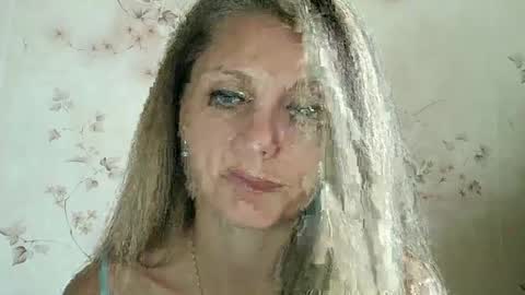 Snapshot of roxyfox18x01 chatting on September 28, 9:25 am roxyfox18x01 online show from September 28, 9:25 am