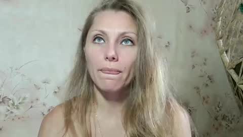 Snapshot of roxyfox18x01 chatting on October 13, 6:46 am roxyfox18x01 online show from October 13, 6:46 am