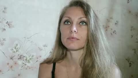 Snapshot of roxyfox18x01 chatting on October 15, 7:30 am roxyfox18x01 online show from October 15, 7:30 am