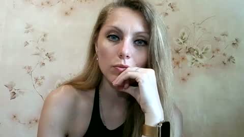 roxyfox18x01 online show from June 16, 8:06 am