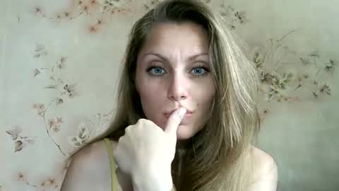 roxyfox18x01 online show from June 20, 9:23 am