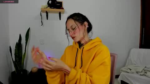 Snapshot of roxyvenom chatting on October 21, 2:12 am roxy online show from October 21, 2:12 am