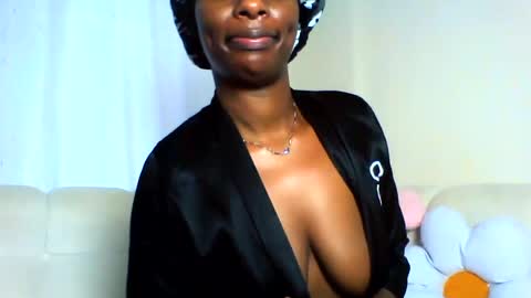 Snapshot of royal_petite10 chatting on July 27, 11:17 am kate online show from July 27, 11:17 am