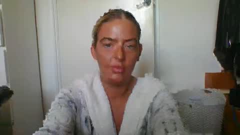 Snapshot of rubyredxxxoxxx chatting on December 6, 9:21 am rubyredxxxoxxx online show from December 6, 9:21 am