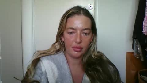 Snapshot of rubyredxxxoxxx chatting on December 5, 9:18 am rubyredxxxoxxx online show from December 5, 9:18 am