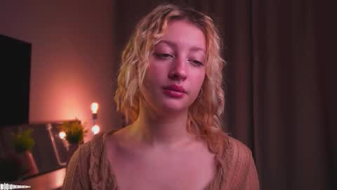 Snapshot of rue_novella chatting on September 20, 3:02 pm Mila online show from September 20, 3:02 pm