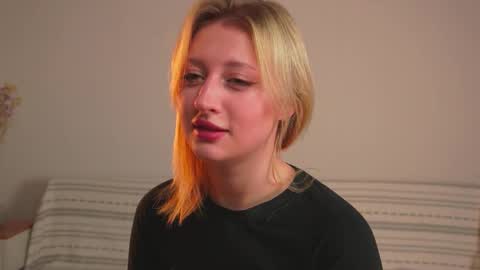 Snapshot of rue_novella chatting on October 28, 4:05 am Mila online show from October 28, 4:05 am