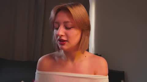 Snapshot of rue_novella chatting on November 3, 4:03 am Mila online show from November 3, 4:03 am