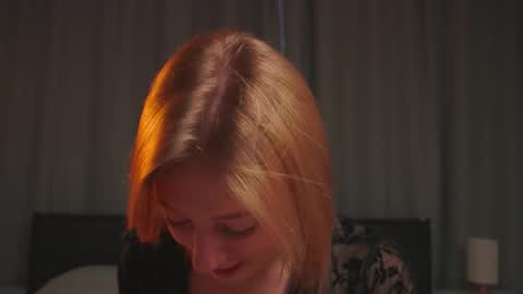 Snapshot of rue_novella chatting on November 24, 4:12 am Mila online show from November 24, 4:12 am