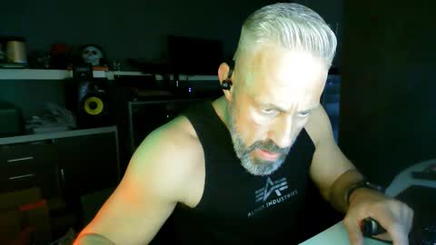 Snapshot of ruffi77 chatting on October 11, 9:41 am Chico que rico Caliente online show from October 11, 9:41 am