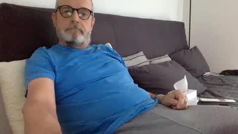 Snapshot of ruk_ri913mn chatting on October 27, 7:34 am Jimi online show from October 27, 7:34 am