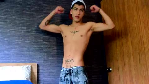 Snapshot of russell_adams_ chatting on February 25, 8:41 pm R U S S E L L online show from February 25, 8:41 pm