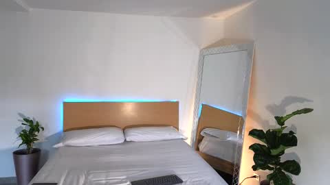 Snapshot of russell_adams_ chatting on September 11, 7:58 pm R U S S E L L online show from September 11, 7:58 pm