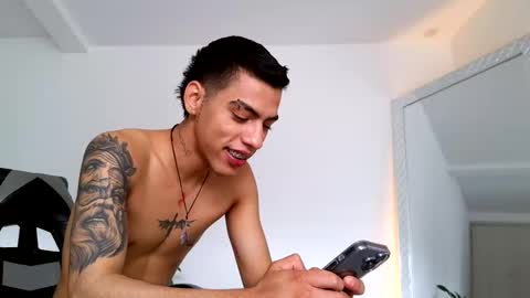 Snapshot of russell_adams_ chatting on October 22, 3:56 pm R U S S E L L online show from October 22, 3:56 pm