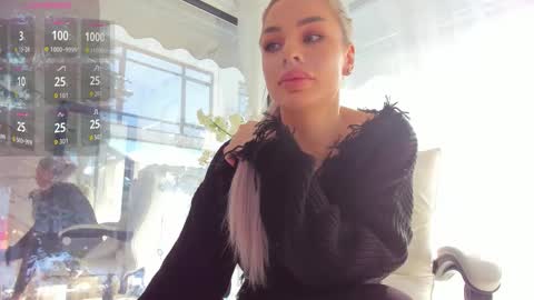 Ava online show from January 14, 9:15 am