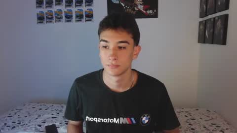 Snapshot of ryan_valentine17 chatting on June 19, 10:24 pm ryan online show from June 19, 10:24 pm