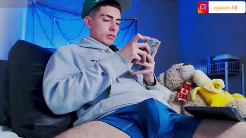 Snapshot of ryannhill_ chatting on November 26, 11:00 am Ryannhill online show from November 26, 11:00 am