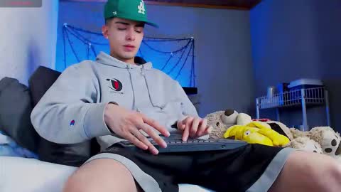 Ryannhill  online show from January 15, 8:30 am