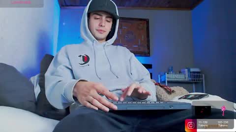 Snapshot of ryannhill_ chatting on May 27, 10:18 pm Ryannhill online show from May 27, 10:18 pm