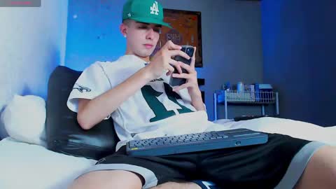 Snapshot of ryannhill_ chatting on June 3, 4:48 am Ryannhill online show from June 3, 4:48 am