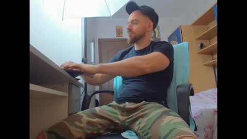 Snapshot of ryanstone_ chatting on November 5, 6:13 am Ryanstone online show from November 5, 6:13 am