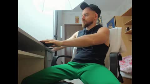 Snapshot of ryanstone_ chatting on November 19, 5:51 am Ryanstone online show from November 19, 5:51 am