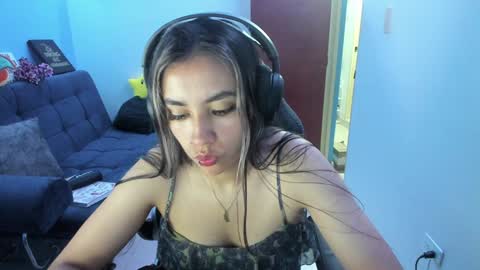 Snapshot of sabrina_chester_02 chatting on December 5, 3:26 am Angie online show from December 5, 3:26 am