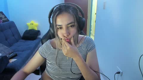 Snapshot of sabrina_chester_02 chatting on December 6, 3:52 am Angie online show from December 6, 3:52 am