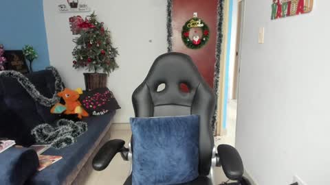 Snapshot of sabrina_chester_02 chatting on December 24, 8:27 pm Angie online show from December 24, 8:27 pm