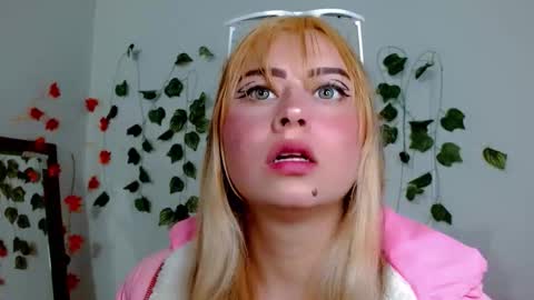 Snapshot of sabrinaexpositoxx chatting on December 14, 9:14 am SABRI online show from December 14, 9:14 am