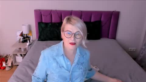 Sabrina MacMarren online show from December 22, 1:41 pm