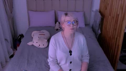 Sabrina MacMarren online show from March 16, 5:06 pm