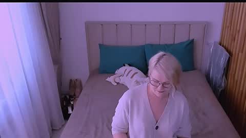 Sabrina MacMarren online show from May 1, 4:00 pm