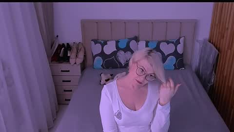 Snapshot of sabrinamacmarren chatting on May 8, 6:46 pm Sabrina MacMarren online show from May 8, 6:46 pm