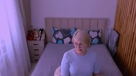 Snapshot of sabrinamacmarren chatting on May 17, 1:40 pm Sabrina MacMarren online show from May 17, 1:40 pm
