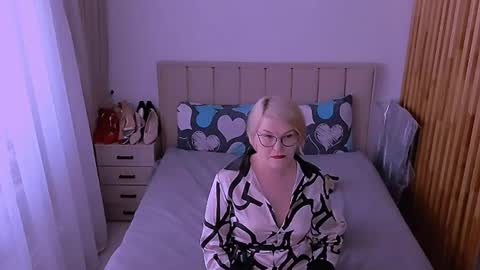 Snapshot of sabrinamacmarren chatting on May 19, 3:18 pm Sabrina MacMarren online show from May 19, 3:18 pm