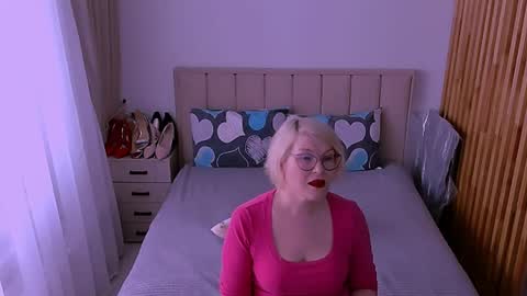 Snapshot of sabrinamacmarren chatting on May 21, 10:00 am Sabrina MacMarren online show from May 21, 10:00 am