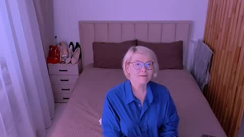 Snapshot of sabrinamacmarren chatting on May 29, 5:33 pm Sabrina MacMarren online show from May 29, 5:33 pm