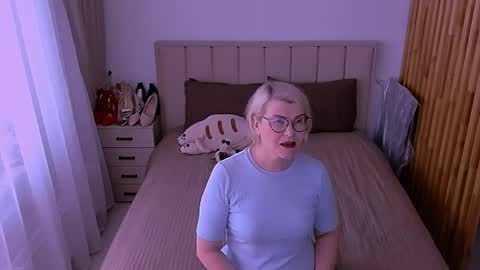 Snapshot of sabrinamacmarren chatting on May 30, 10:23 am Sabrina MacMarren online show from May 30, 10:23 am