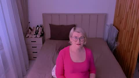 Snapshot of sabrinamacmarren chatting on May 31, 6:09 pm Sabrina MacMarren online show from May 31, 6:09 pm