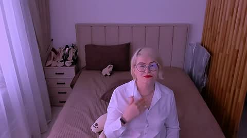 Snapshot of sabrinamacmarren chatting on June 1, 3:58 pm Sabrina MacMarren online show from June 1, 3:58 pm