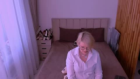 Snapshot of sabrinamacmarren chatting on June 5, 5:40 pm Sabrina MacMarren online show from June 5, 5:40 pm