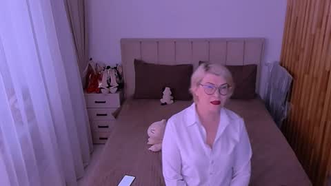 Snapshot of sabrinamacmarren chatting on June 9, 1:45 pm Sabrina MacMarren online show from June 9, 1:45 pm