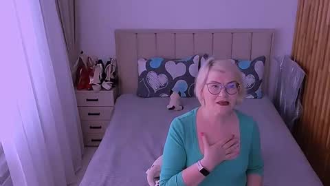 Snapshot of sabrinamacmarren chatting on June 13, 10:13 am Sabrina MacMarren online show from June 13, 10:13 am